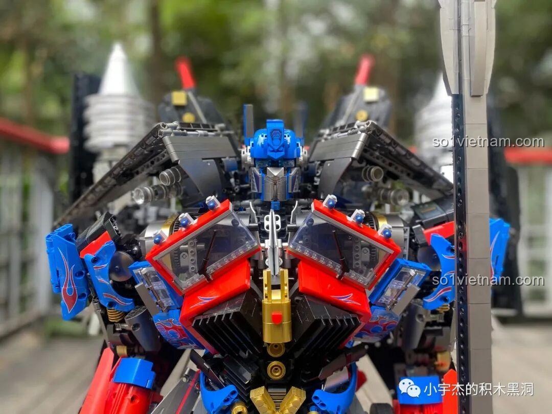 Cận cảnh phần đầu và ngực của robot K-box V5006.