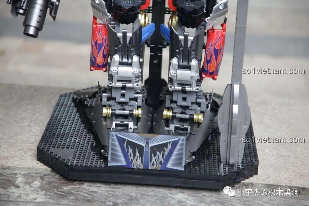 Cận cảnh phần đế trưng bày của mô hình K-box V5006 với sticker trang trí.