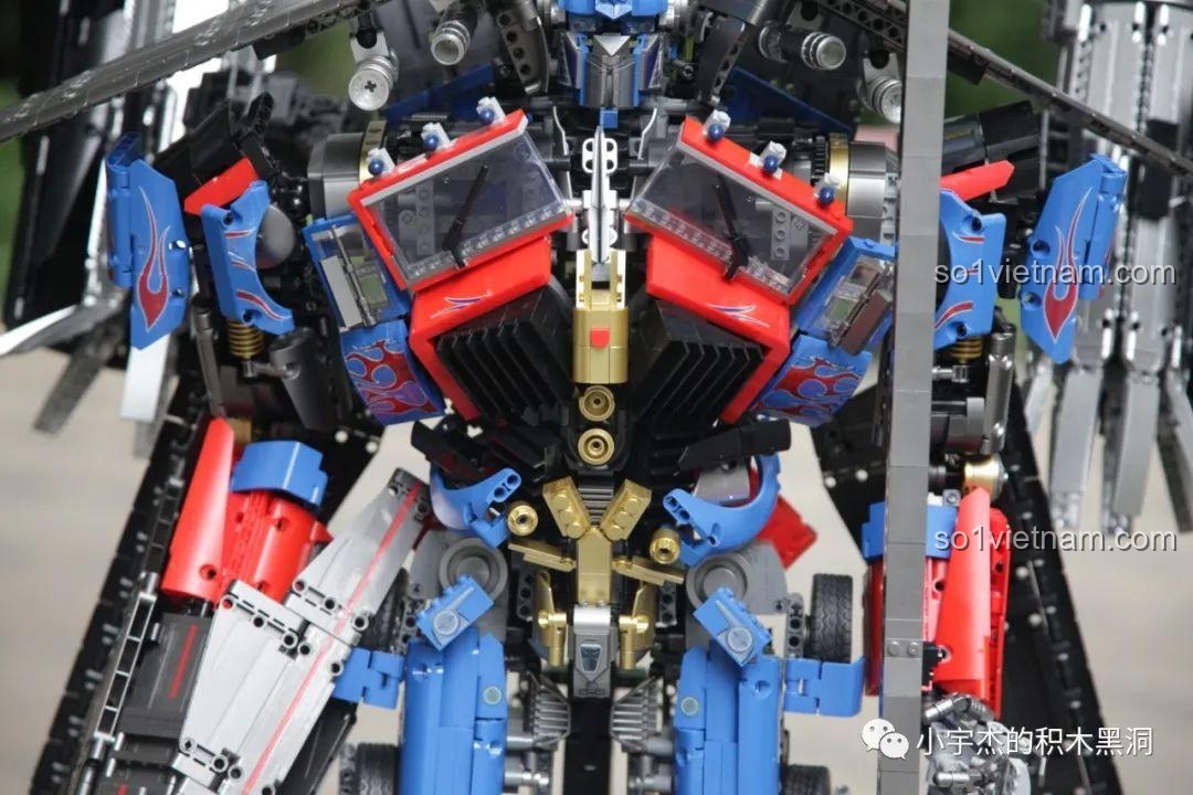 Cận cảnh phần ngực của robot K-box V5006 với các chi tiết vàng và kính trong suốt.