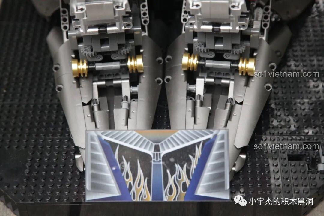 Cận cảnh chi tiết phần bàn chân của robot K-box V5006 với các bánh răng vàng.