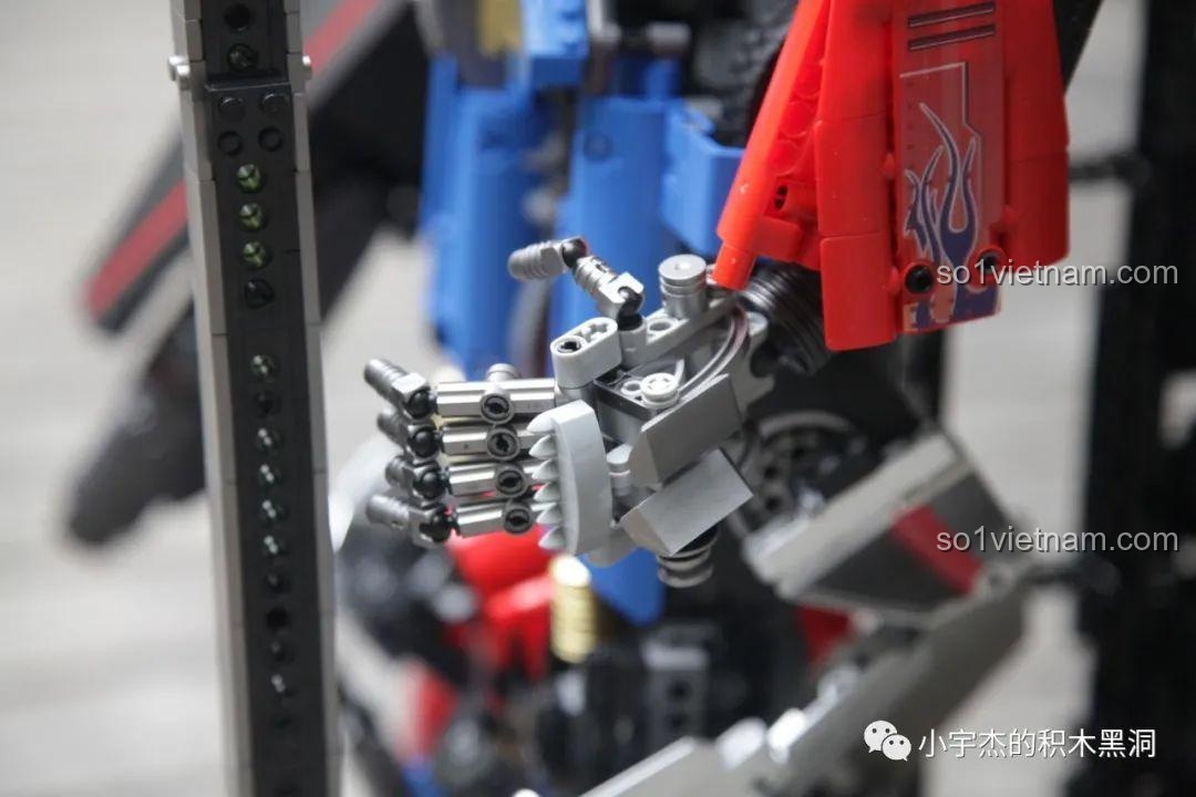 Cận cảnh chi tiết bàn tay với các ngón tay có khớp của robot K-box V5006.