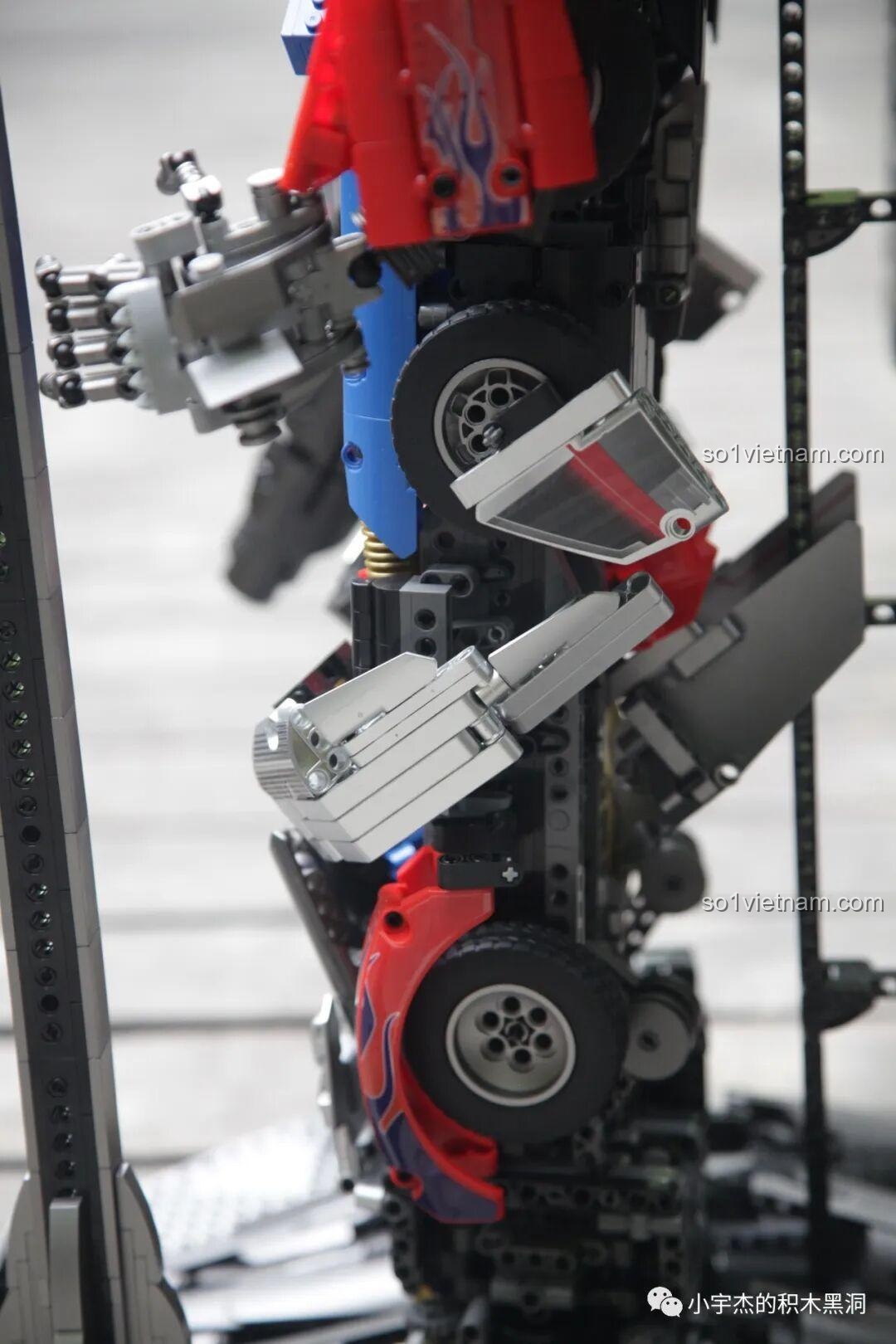 Cận cảnh chi tiết bánh xe được giấu trên chân của robot K-box V5006.
