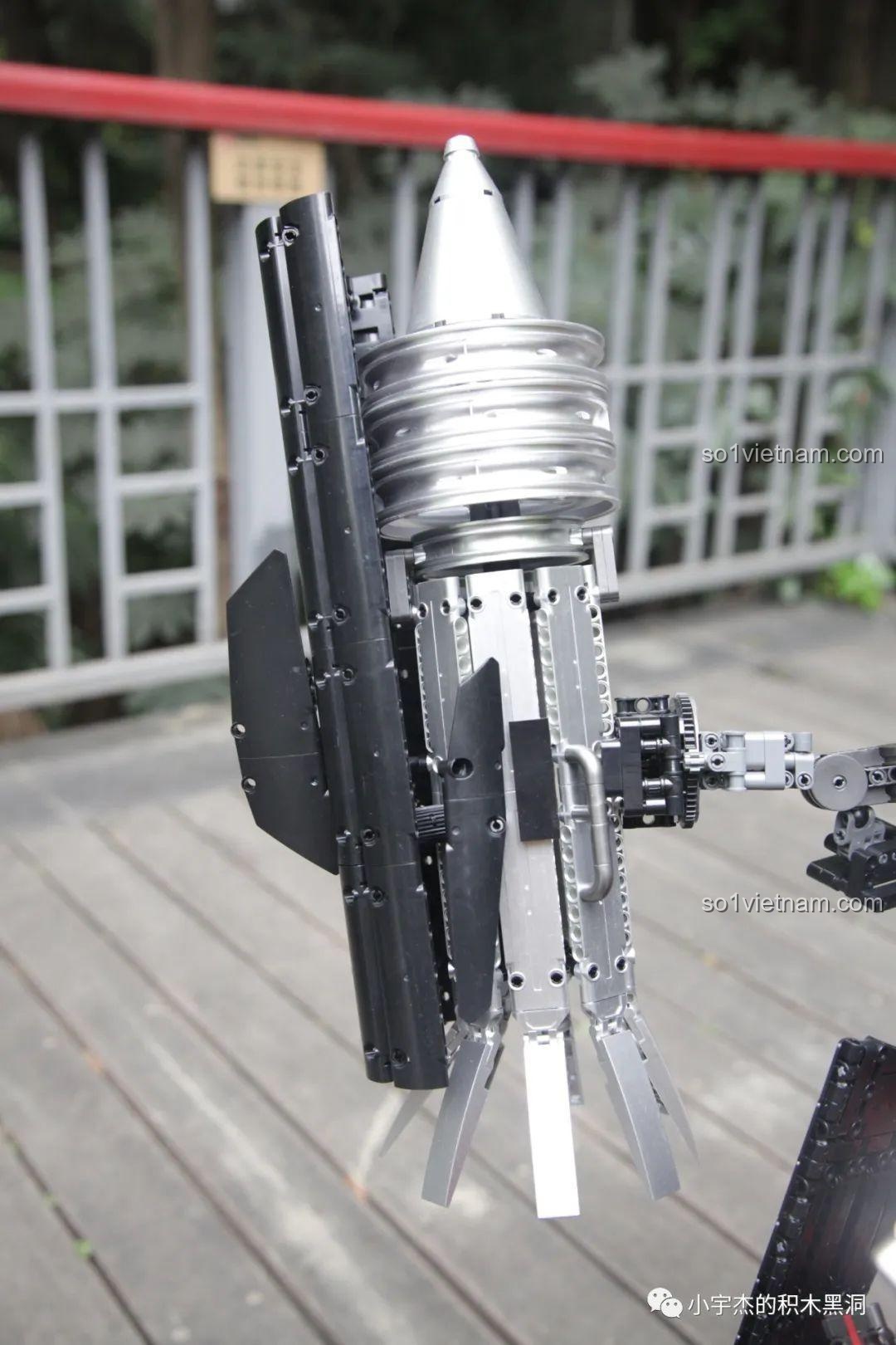 Cận cảnh chi tiết động cơ Jetfire của robot K-box V5006.