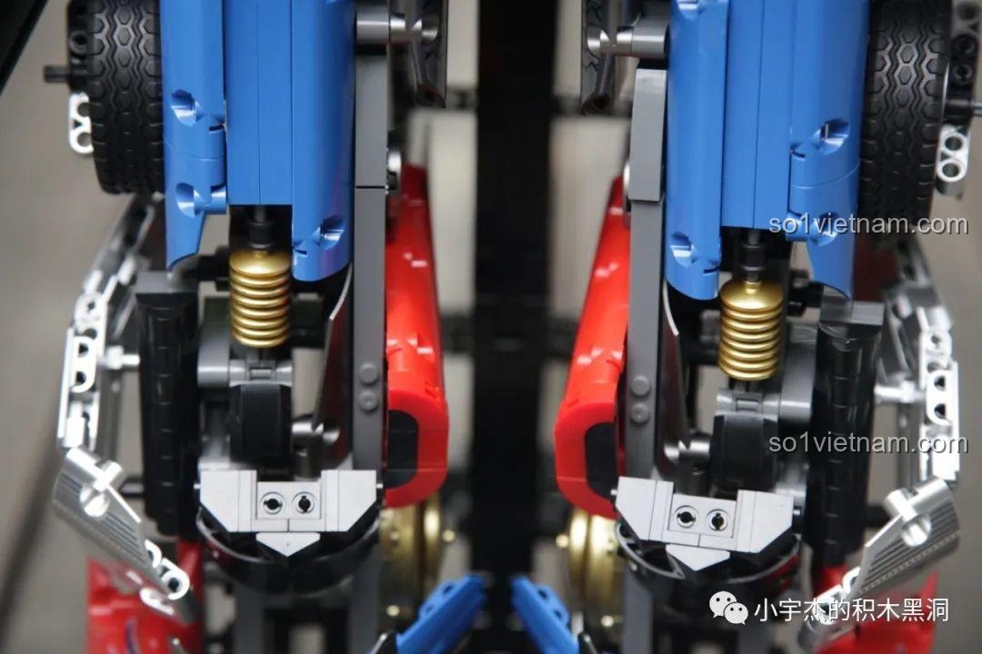 Cận cảnh chi tiết hệ thống giảm xóc màu vàng trên chân robot K-box V5006.