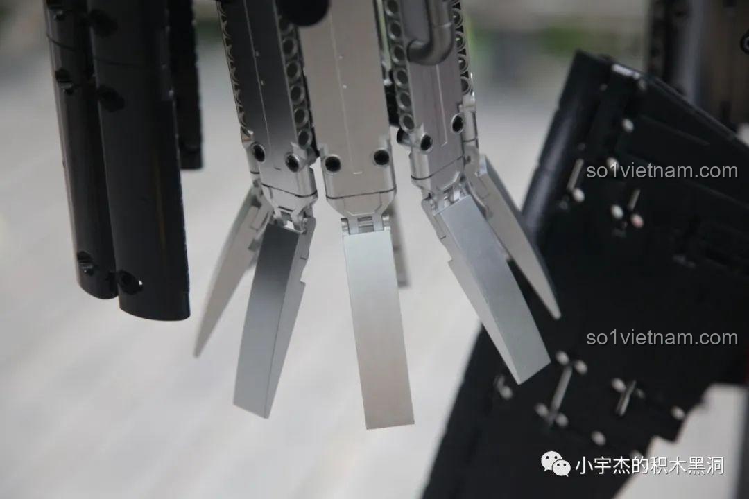 Cận cảnh chi tiết các mảng giáp trên chân của robot K-box V5006.