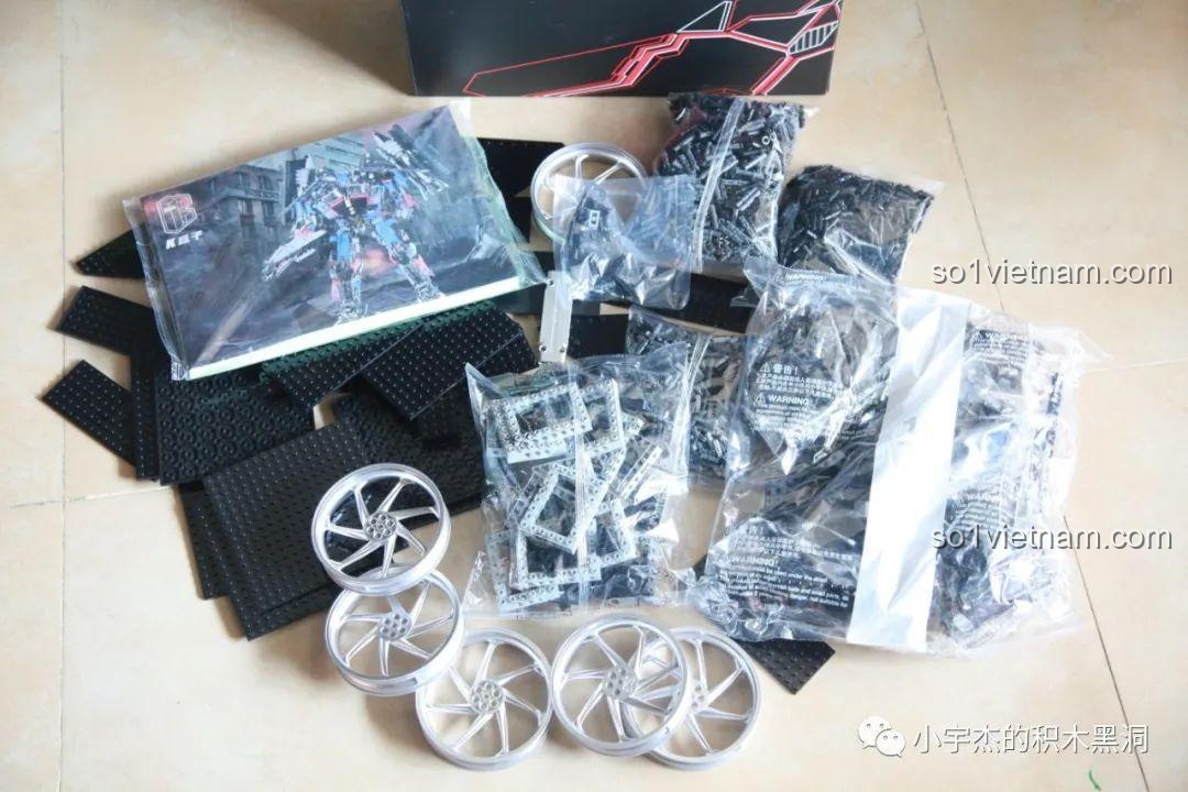 Toàn bộ các chi tiết trong hộp A của bộ lắp ráp Optimus Prime V5006 được bày ra.