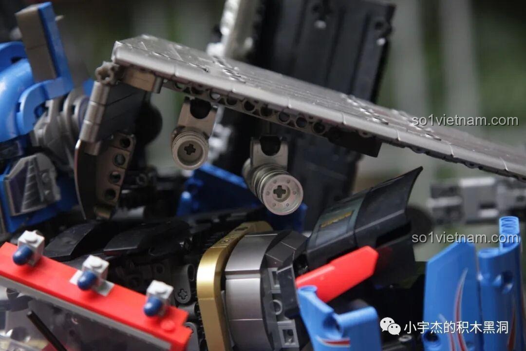 Cận cảnh chi tiết khớp nối trên cánh của bộ phận Jetfire của K-box V5006.