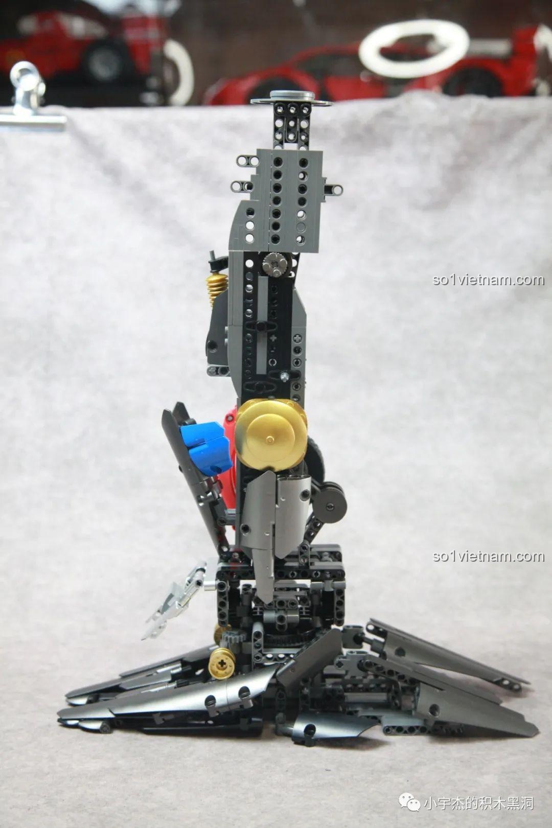 Cận cảnh chi tiết khớp gối và các mảng giáp trên chân của robot K-box V5006.