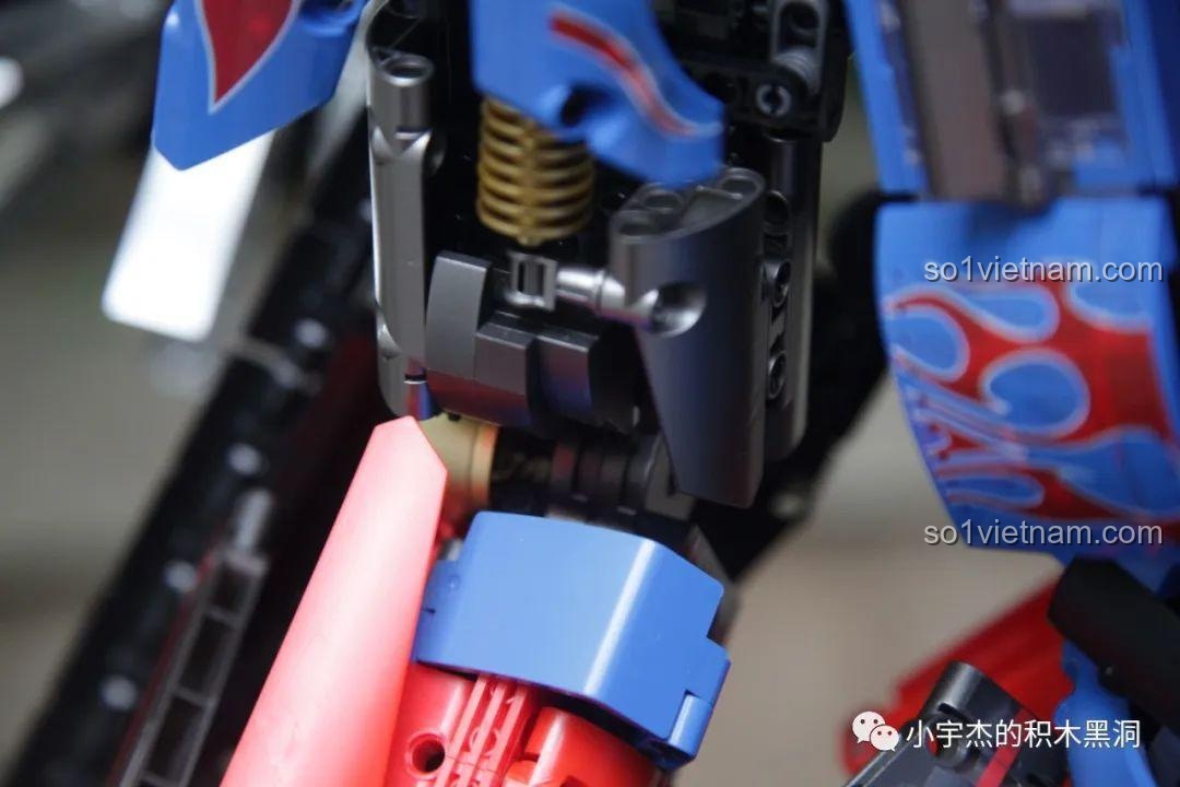 Cận cảnh chi tiết khớp đùi và hệ thống giảm xóc của robot K-box V5006.