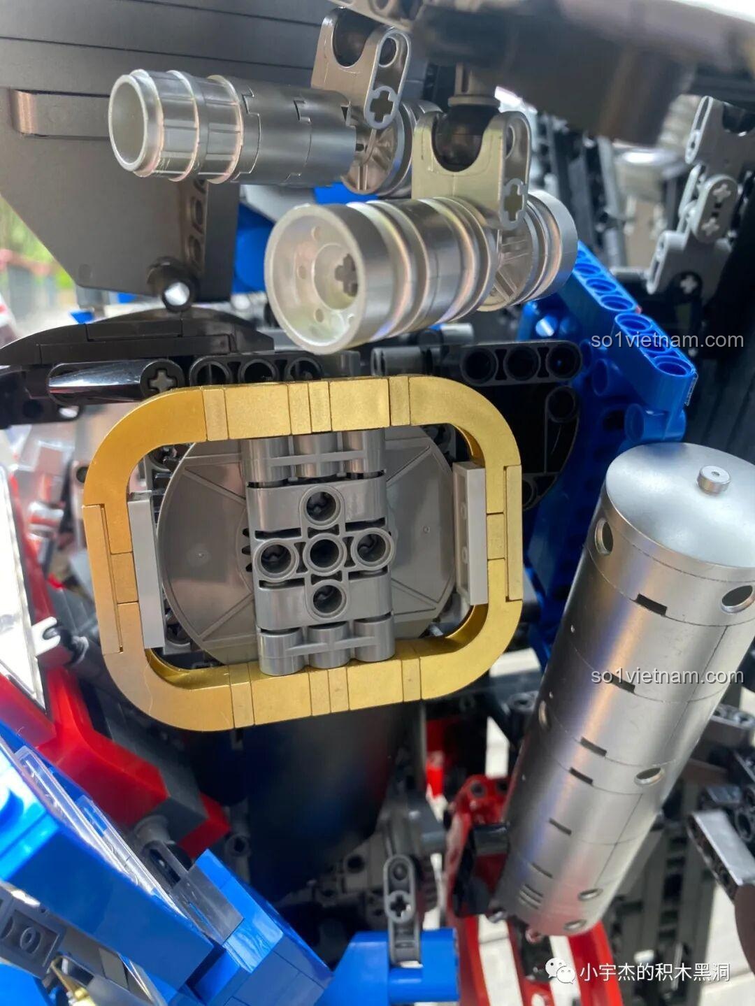 Cận cảnh chi tiết khớp vai của robot K-box V5006 với các chi tiết mạ vàng.