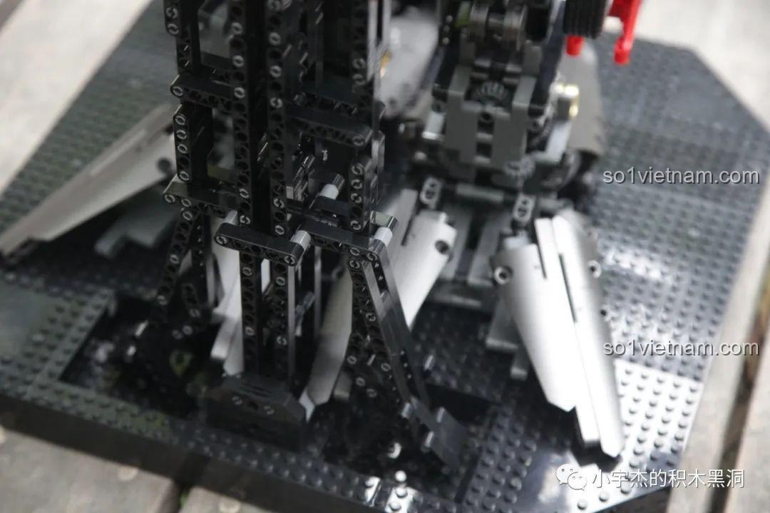 Cận cảnh chi tiết phần chân của khung đỡ mô hình K-box V5006.