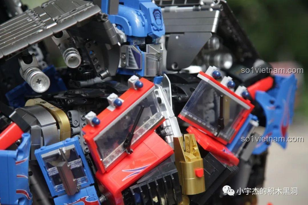 Cận cảnh chi tiết kính chắn gió và giáp ngực của robot K-box V5006.