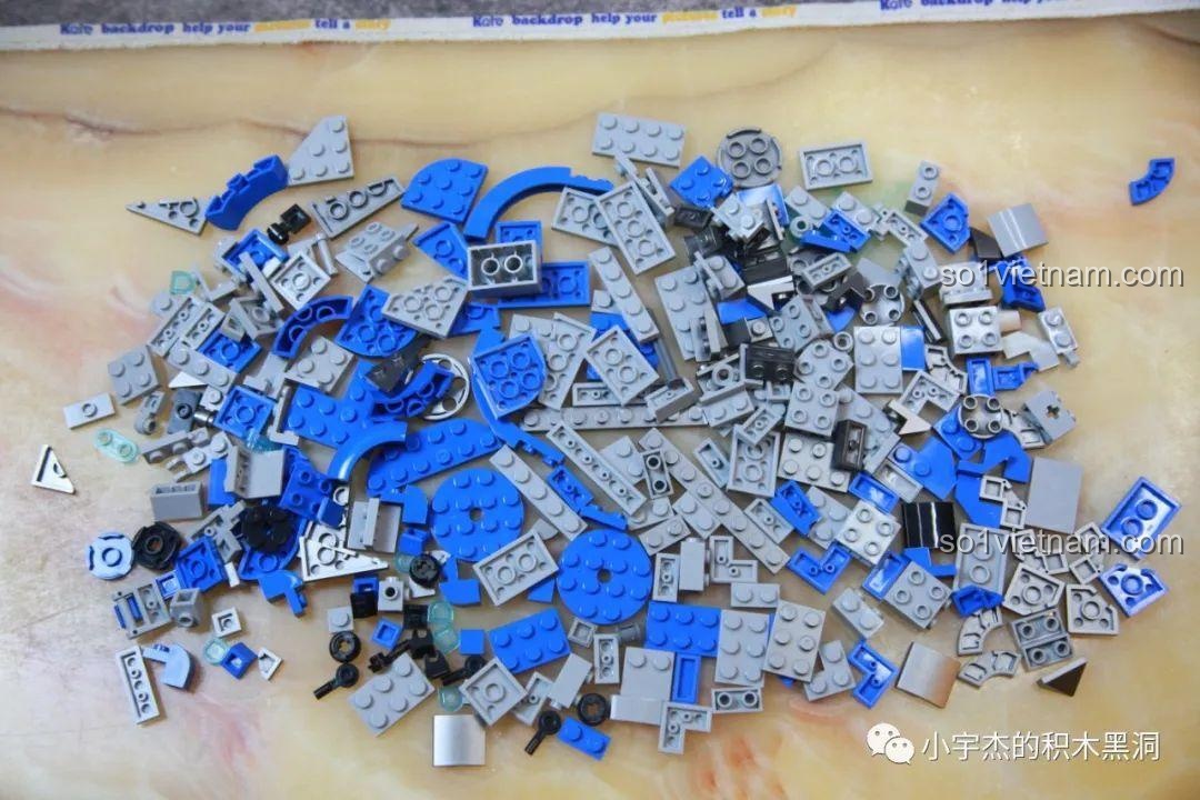 Các chi tiết nhỏ dùng để lắp ráp phần đầu của robot K-box V5006.