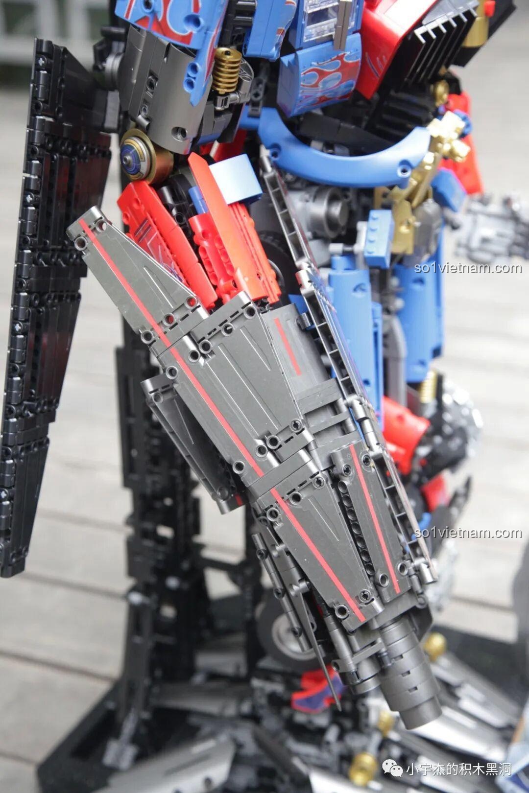 Một góc nhìn cận cảnh khác của khẩu pháo hạt trên tay robot K-box V5006.