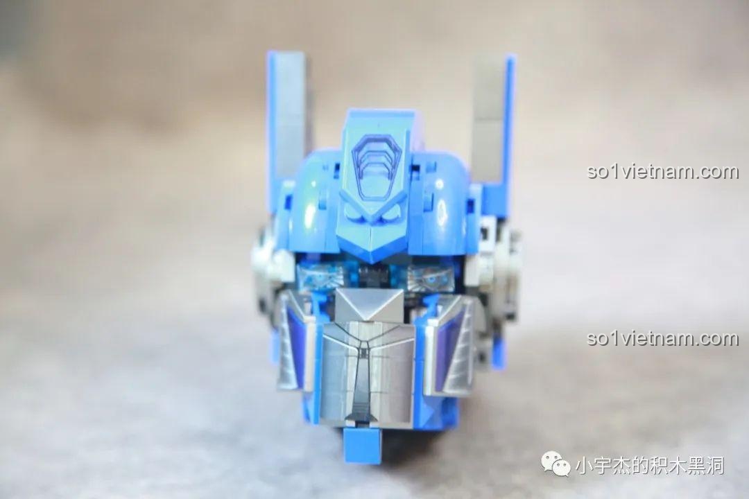 Mặt trước phần đầu của robot Optimus Prime K-box V5006 sau khi lắp ráp.