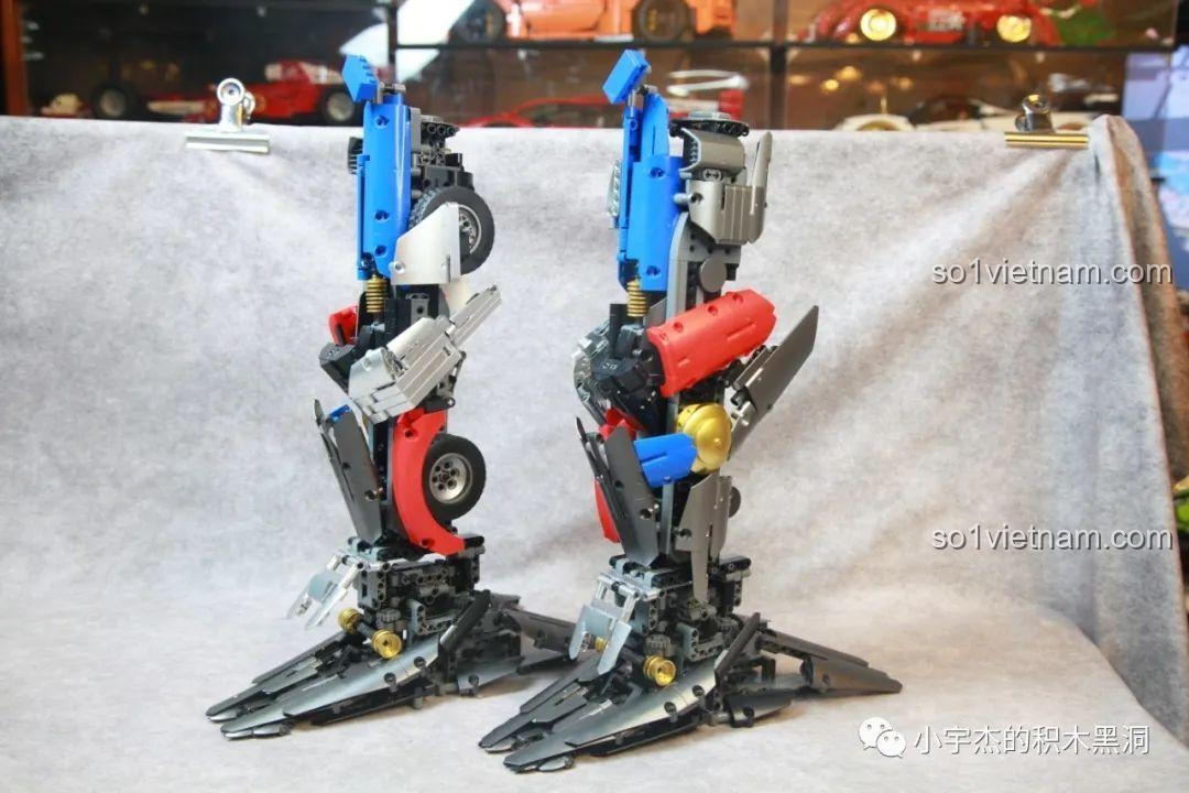 Hai chiếc chân của robot Optimus Prime K-box V5006 đã được lắp ráp hoàn chỉnh.