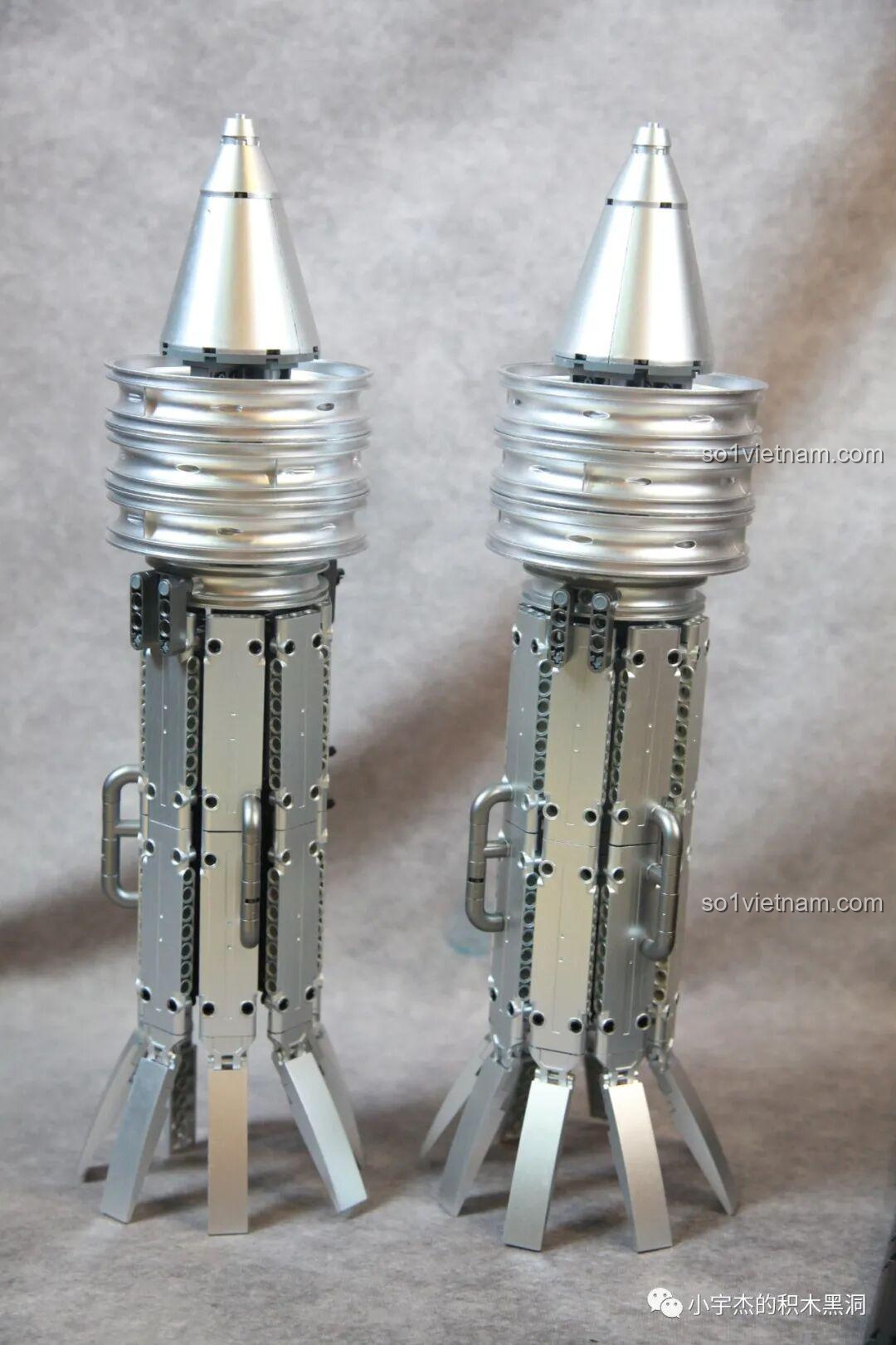 Hai động cơ phản lực của Jetfire trong bộ K-box V5006 đã được lắp ráp xong.