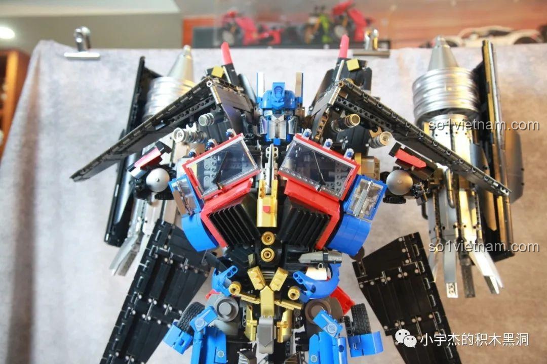 Gắn hai động cơ phản lực lên lưng của robot Optimus Prime K-box V5006.