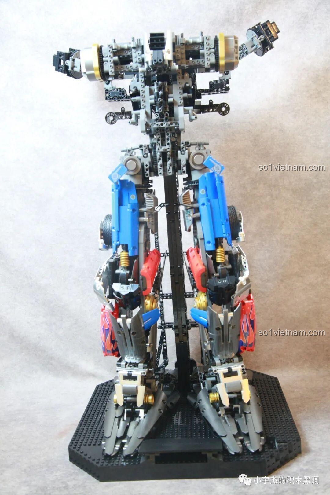 Gắn mô hình robot K-box V5006 lên khung đỡ để tiện cho việc lắp ráp các phần tiếp theo.