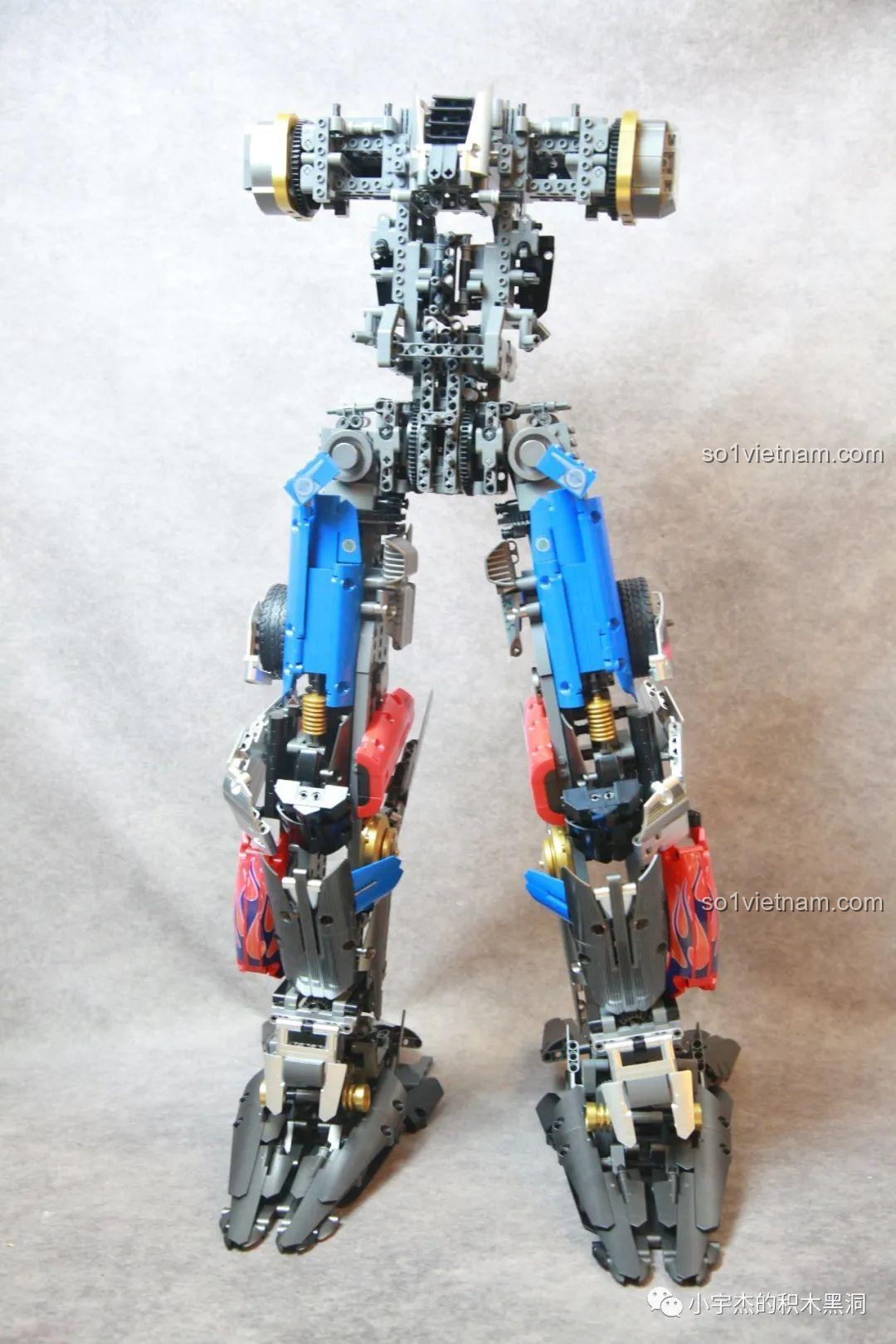 Gắn sticker họa tiết lửa lên phần giáp chân của robot K-box V5006.