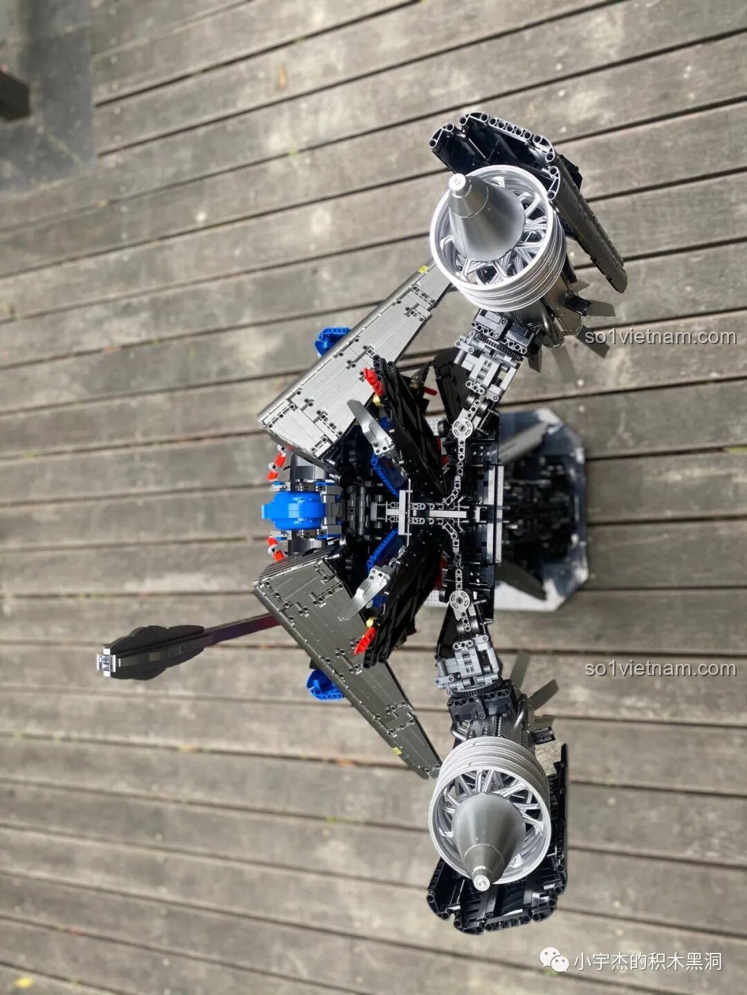 Góc nhìn từ trên xuống của robot K-box V5006, khoe bộ cánh Jetfire.