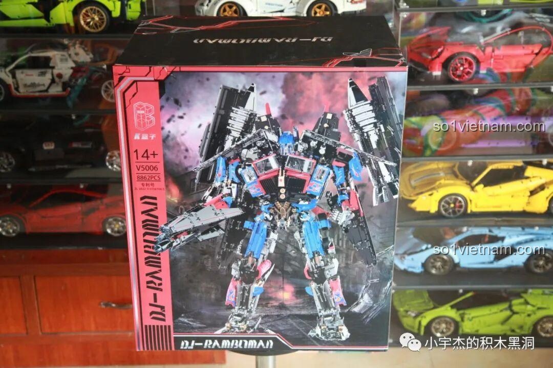 Tổng thể chiếc hộp K-box V5006 gần như một khối vuông, thể hiện sự đồ sộ của sản phẩm bên trong.