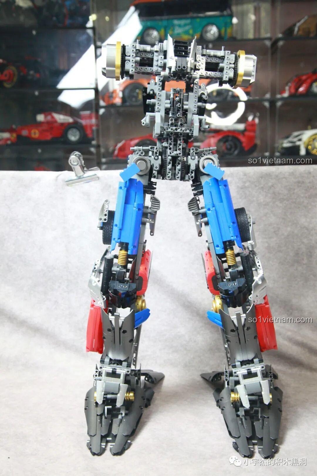 Quá trình kết nối phần thân và chân của robot K-box V5006.