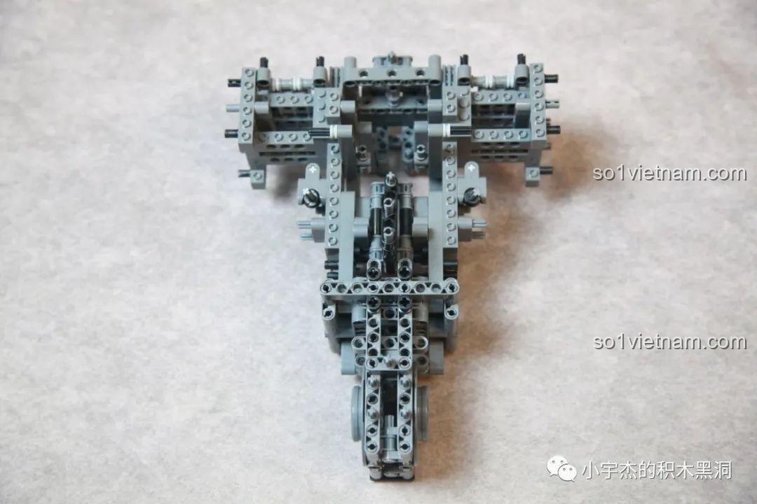 Khung thân trên của robot K-box V5006 được lắp ráp từ các thanh technic chắc chắn.