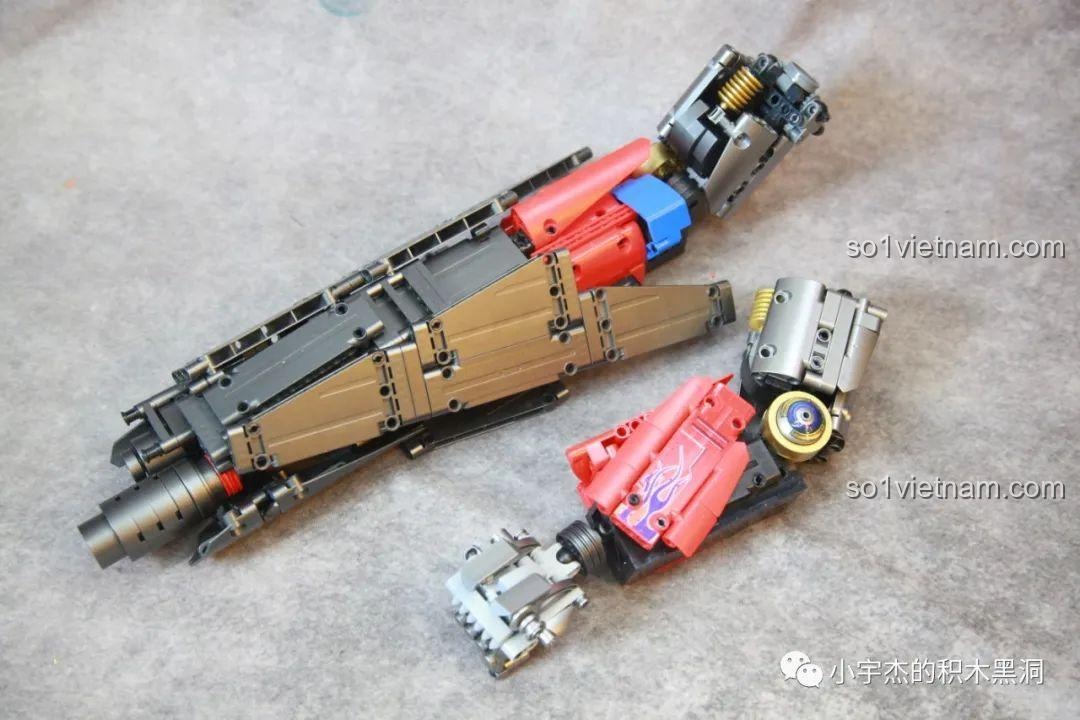 Quá trình lắp ráp hai cánh tay của robot K-box V5006, một bên có pháo.