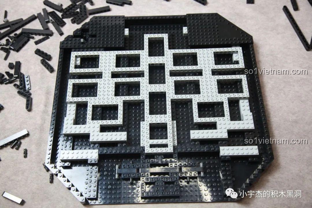 Quá trình lắp ráp phần đế của mô hình K-box V5006 với kết cấu phức tạp.