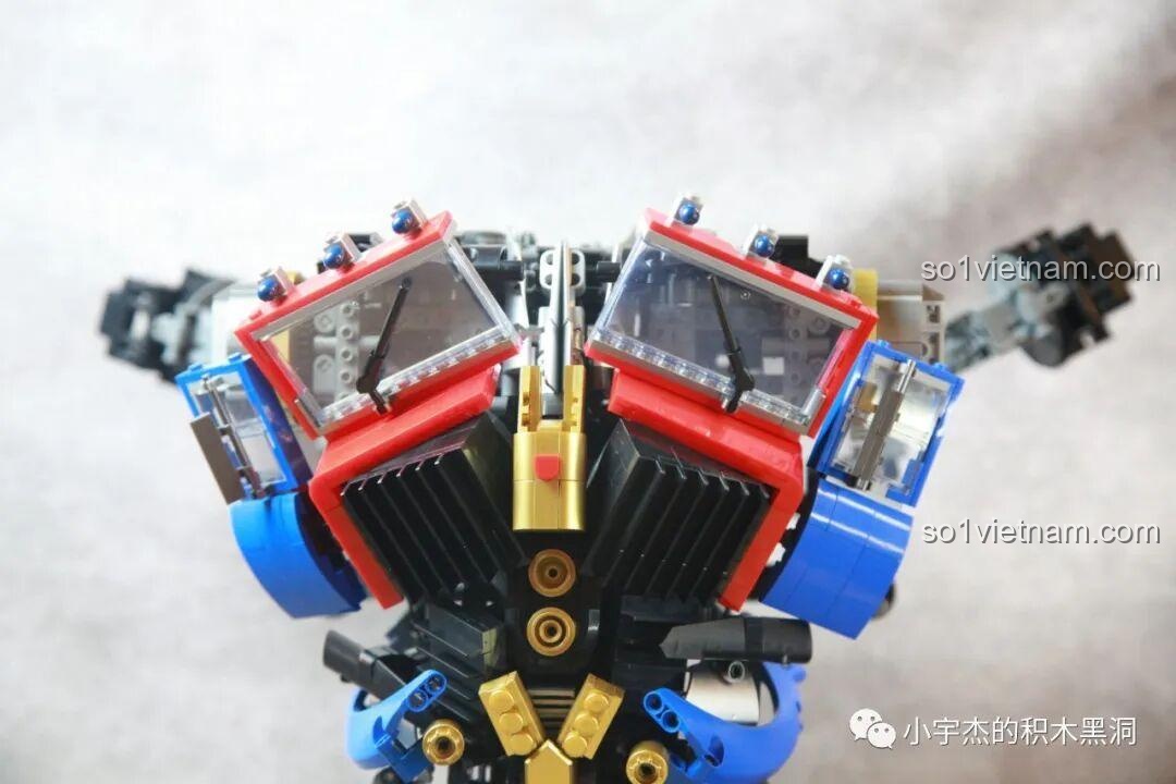 Phần giáp ngực của Optimus Prime K-box V5006 với kính chắn gió trong suốt.