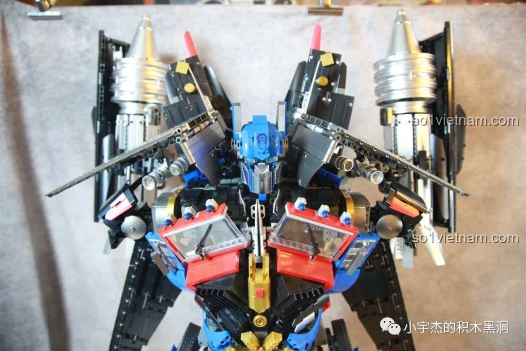 Mặt sau của robot K-box V5006 sau khi gắn động cơ Jetfire.