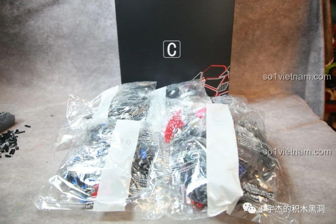 Mở hộp C của bộ K-box V5006, chuẩn bị lắp ráp phần thân robot.