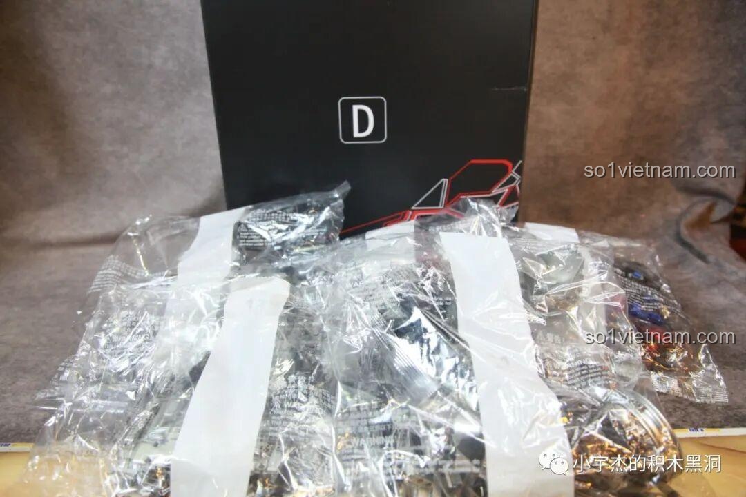 Mở hộp D, hộp cuối cùng của bộ K-box V5006, chứa các bộ phận của Jetfire và tay.