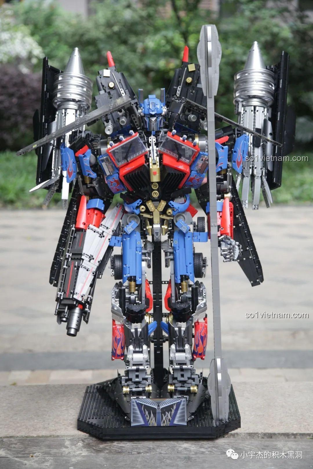 Mô hình robot K-box V5006 Optimus Prime đã hoàn chỉnh với đầy đủ vũ khí và trang bị.