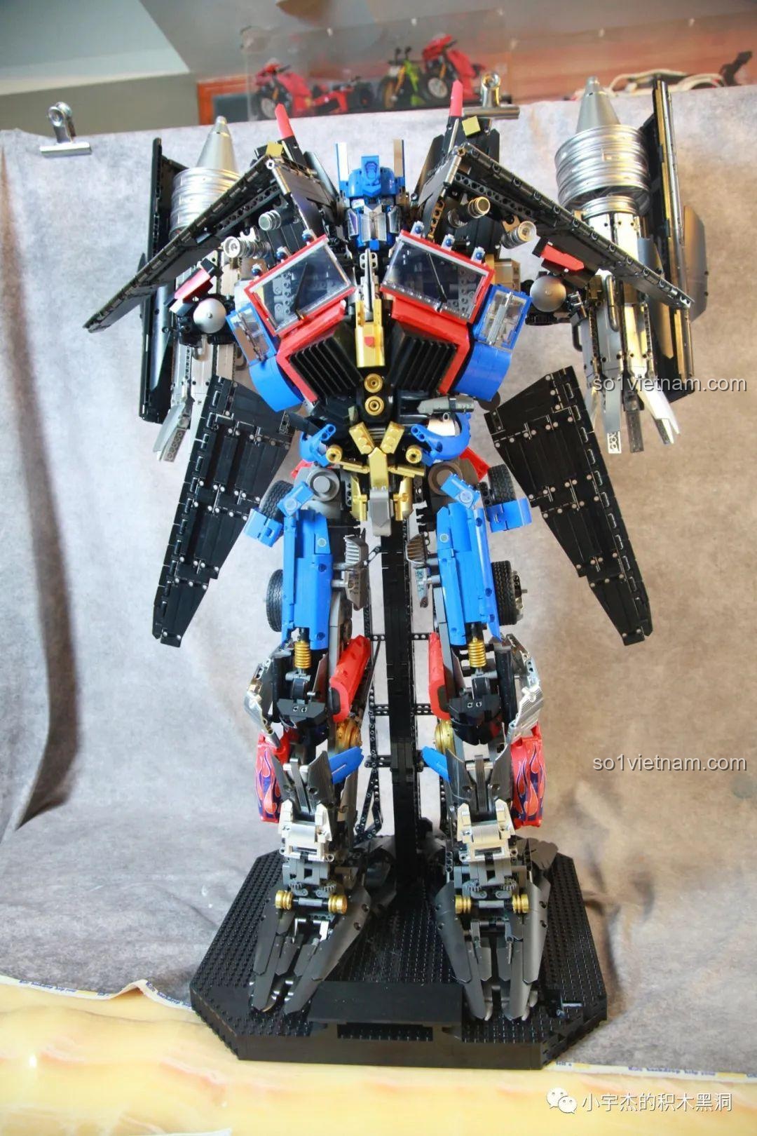 Mô hình robot K-box V5006 gần hoàn chỉnh trên giá đỡ, chỉ còn thiếu hai cánh tay.