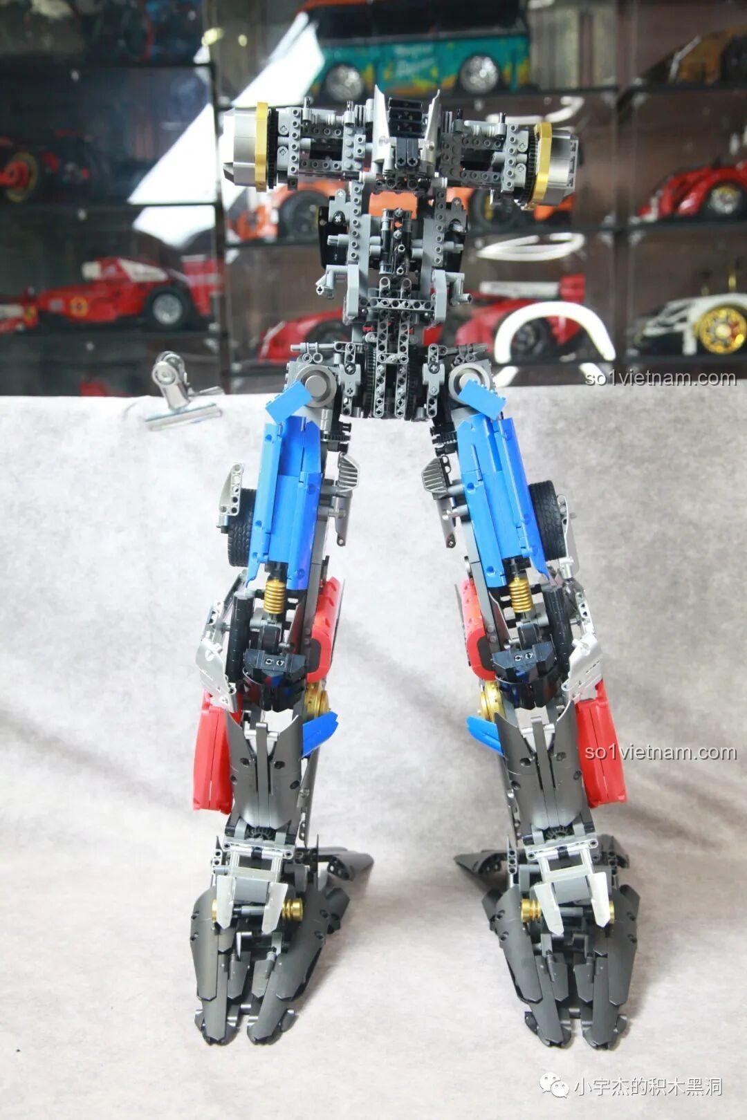 Mô hình robot K-box V5006 đã có thể tự đứng vững sau khi lắp xong thân và chân.