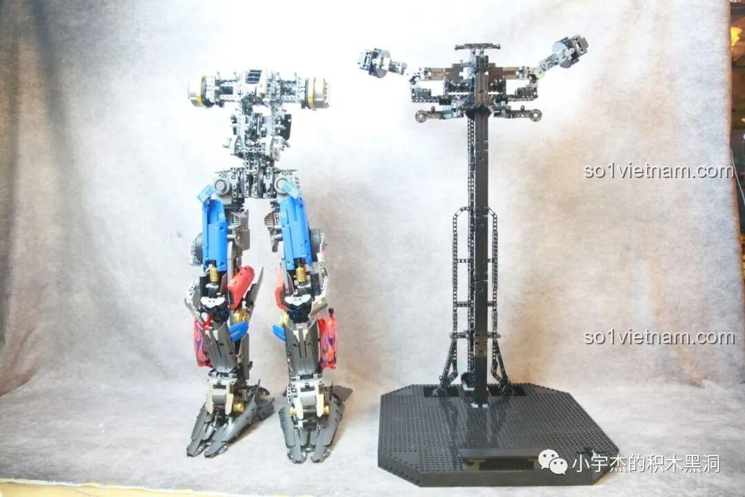 So sánh chiều cao của robot K-box V5006 với khung đỡ sau khi lắp xong thân và chân.