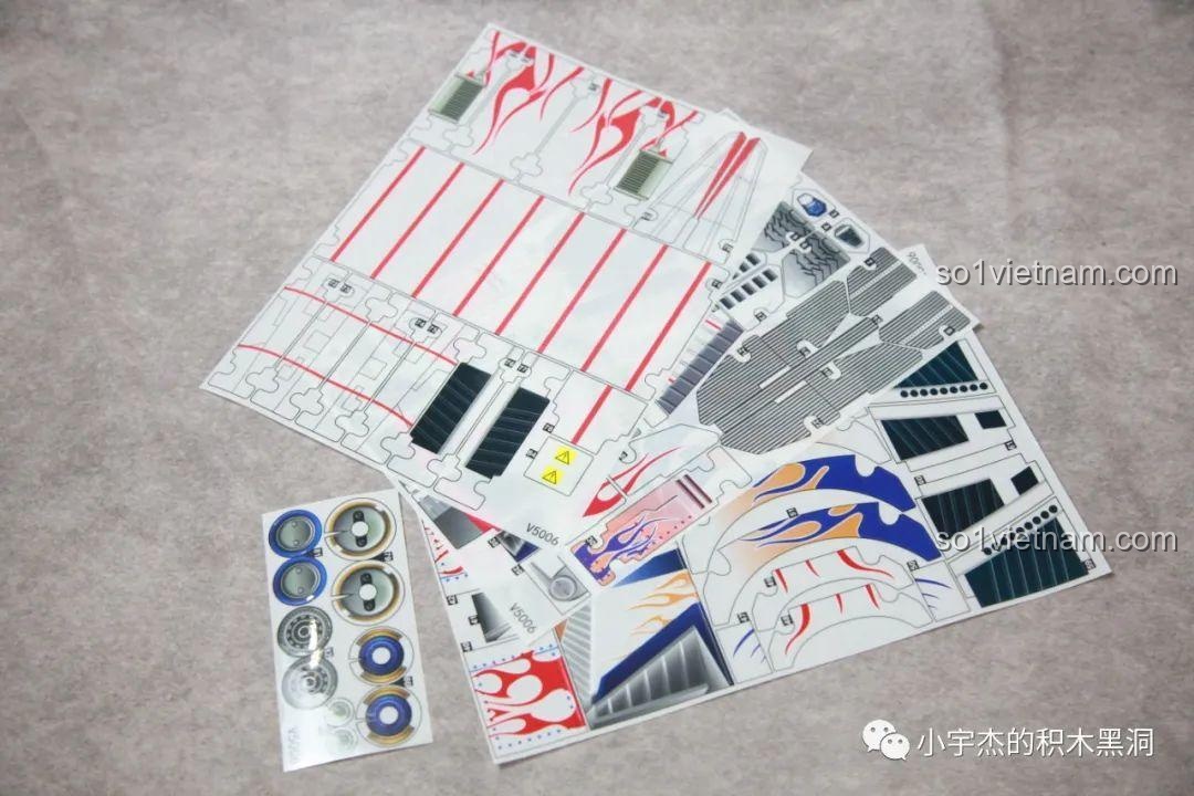 Bộ lắp ráp K-box V5006 đi kèm 3 tờ sticker lớn và 1 tờ nhỏ để trang trí.