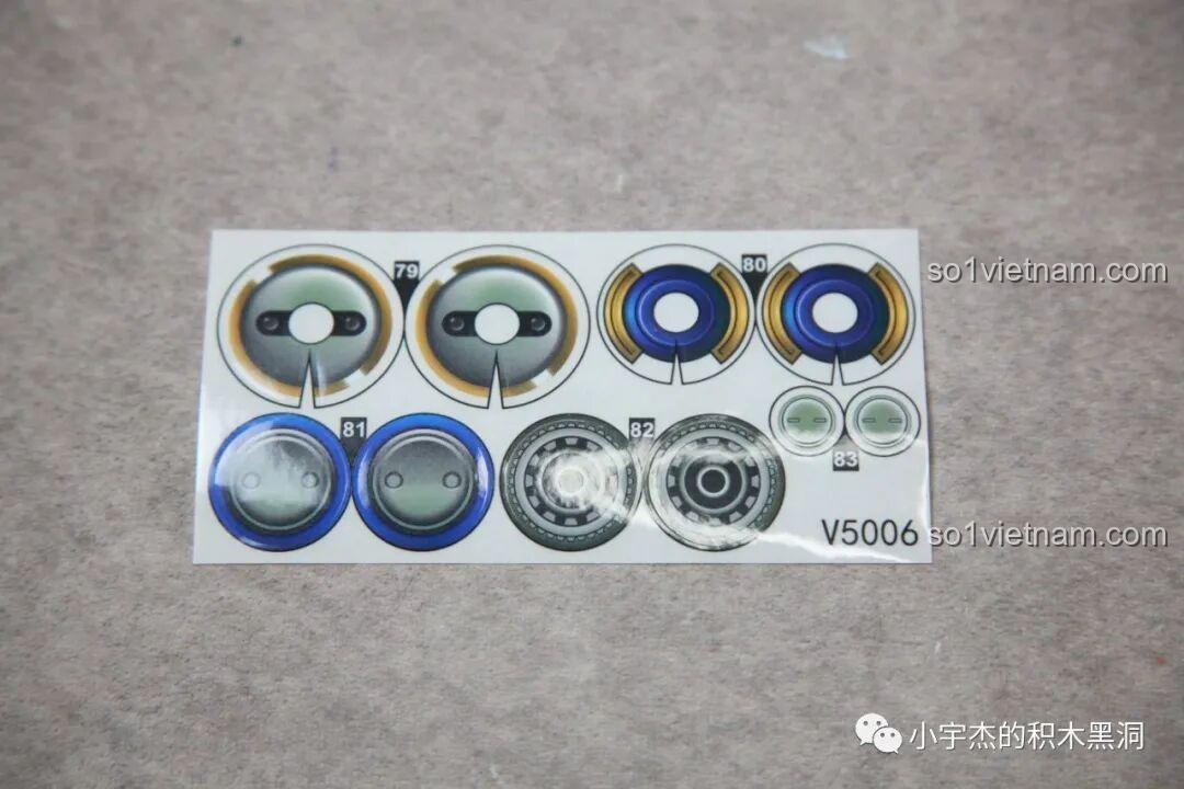 Cận cảnh tờ sticker nhỏ với các chi tiết cho bảng điều khiển và máy móc của K-box V5006.