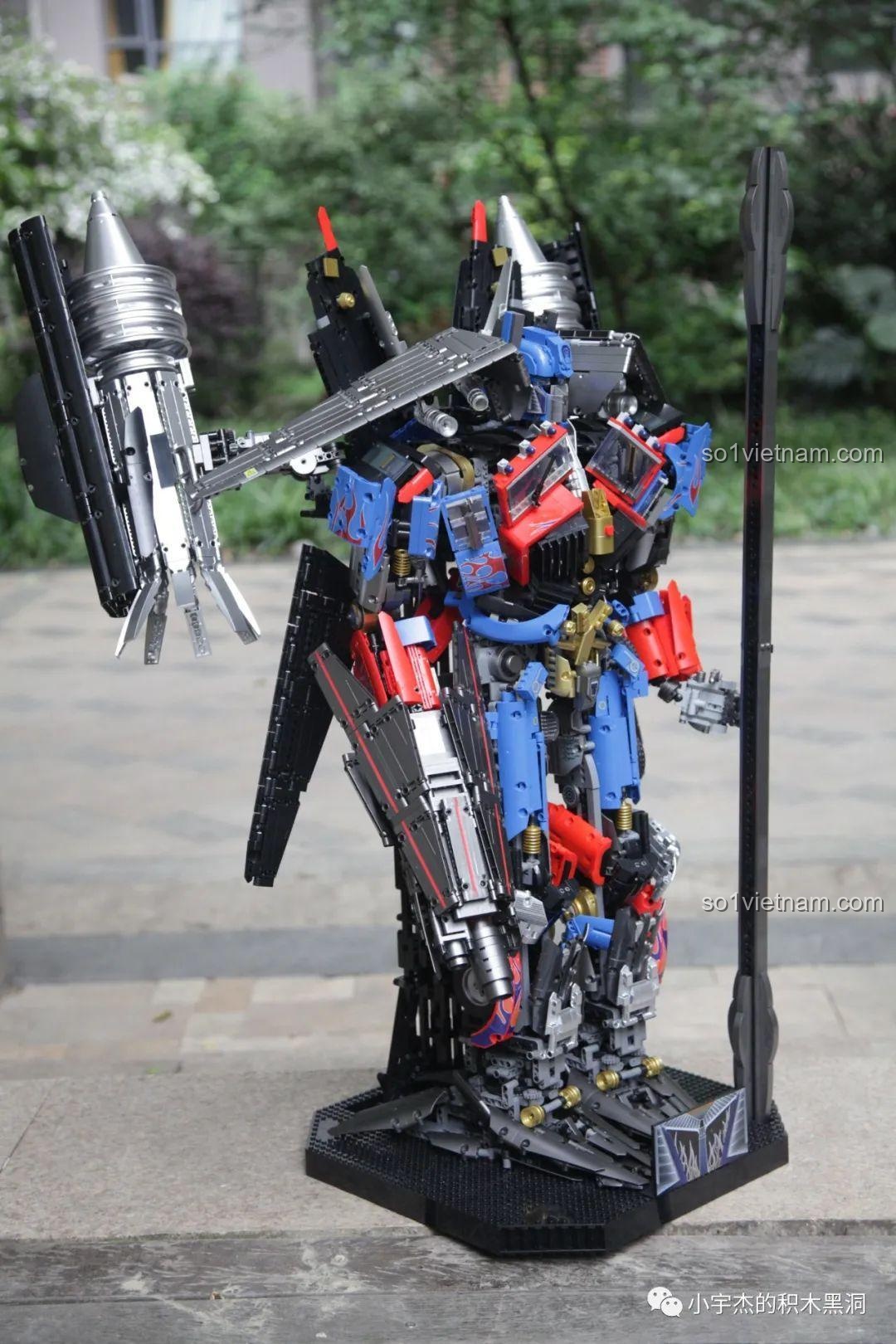 Một tư thế tạo dáng chiến đấu khác của robot K-box V5006.