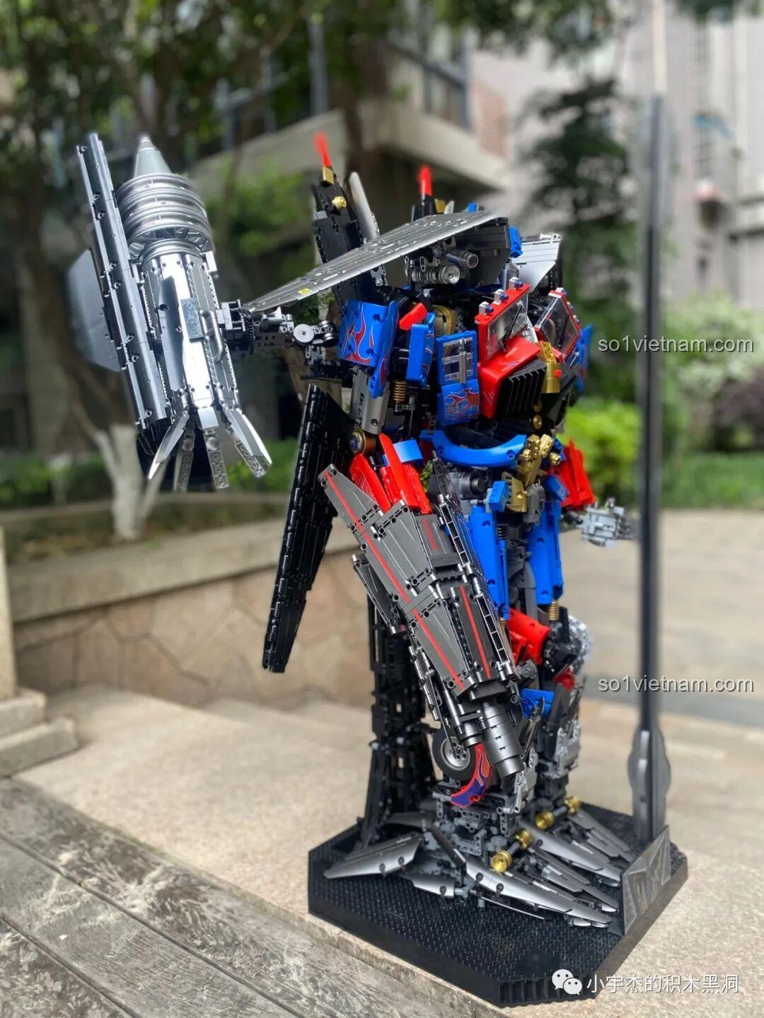 Robot K-box V5006 tạo dáng ở góc chéo, khoe vũ khí và chi tiết.