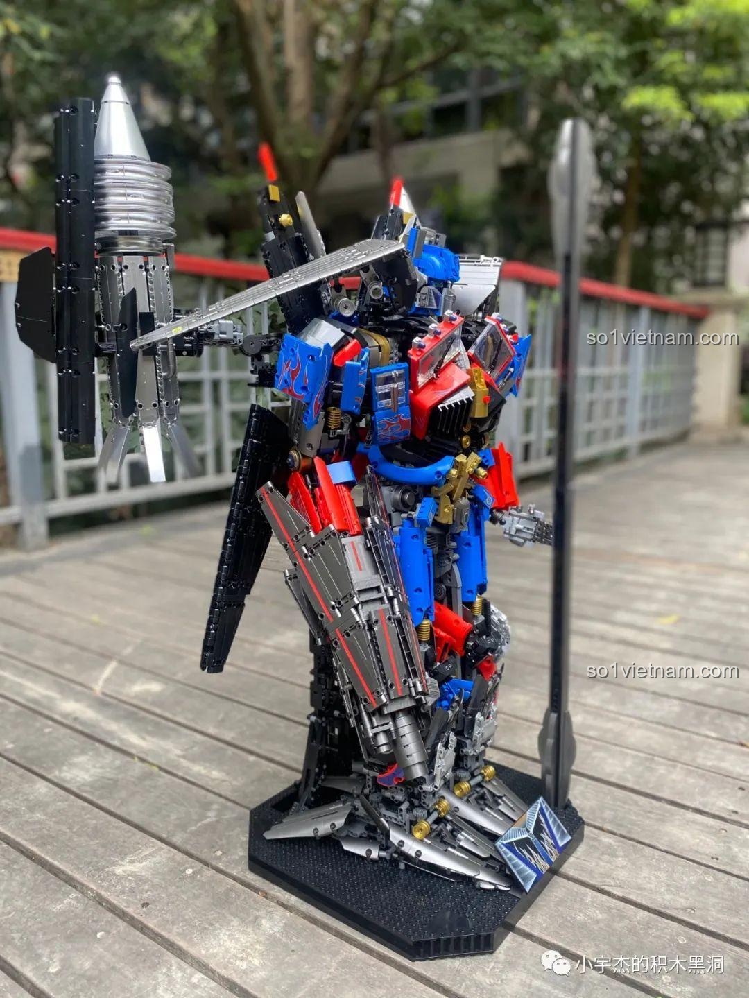 Một tư thế tạo dáng khác của robot K-box V5006 trên sàn gỗ.