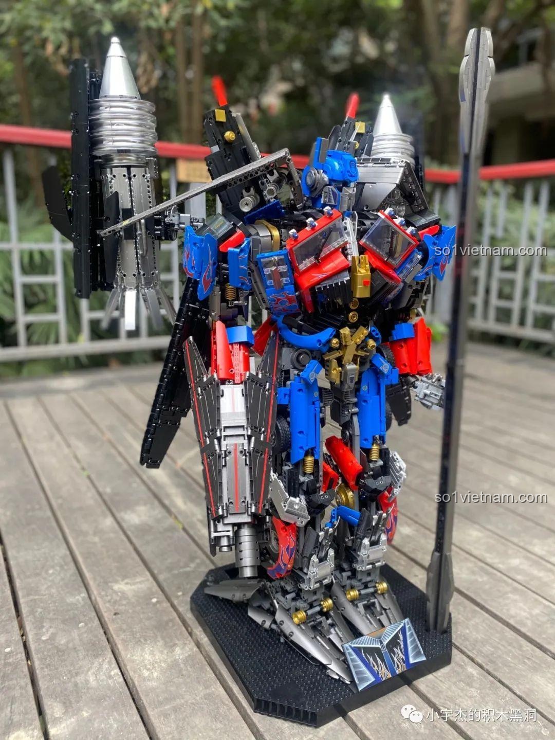 Một tư thế tạo dáng khác của robot K-box V5006 trên sàn gỗ.