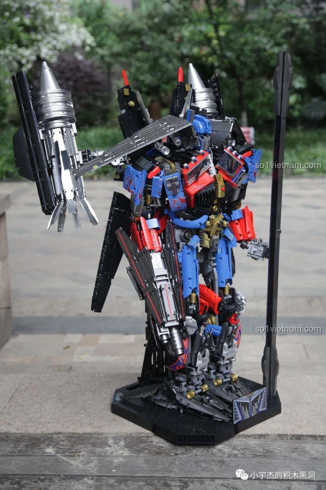 Robot K-box V5006 tạo dáng với vũ khí, sẵn sàng chiến đấu.