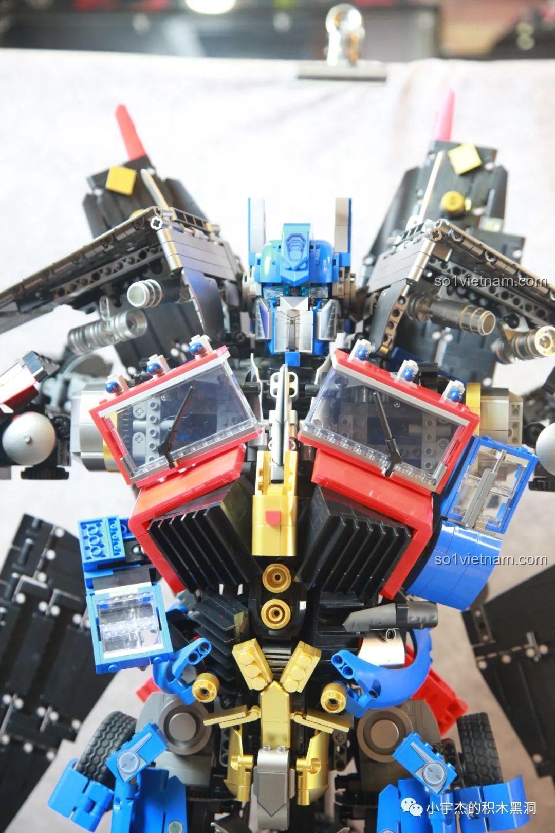 Phần thân của robot K-box V5006 đã hoàn chỉnh với đầu và giáp ngực.