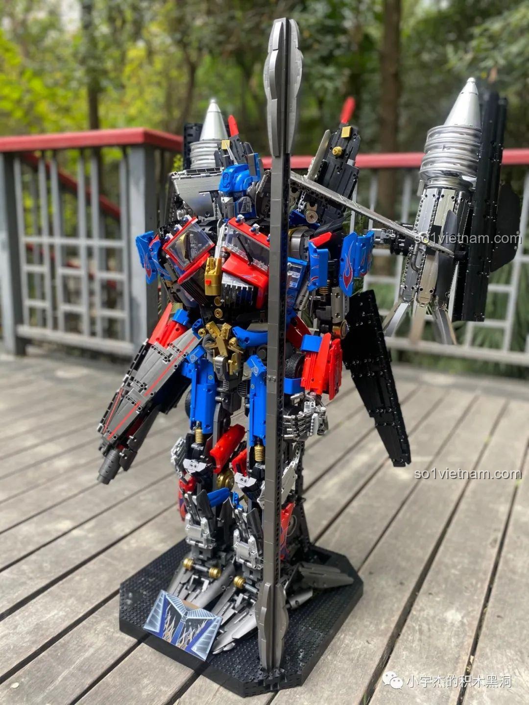 Góc chụp toàn cảnh từ bên hông của robot K-box V5006 trên sàn gỗ.