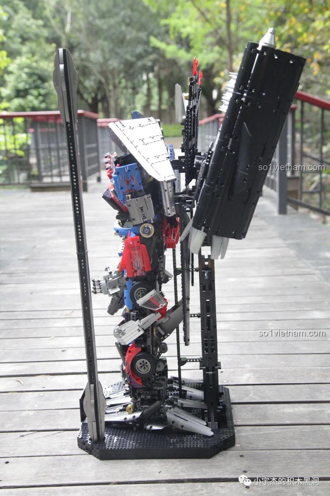 Góc chụp thấp từ bên hông của robot K-box V5006, tạo cảm giác hùng vĩ.