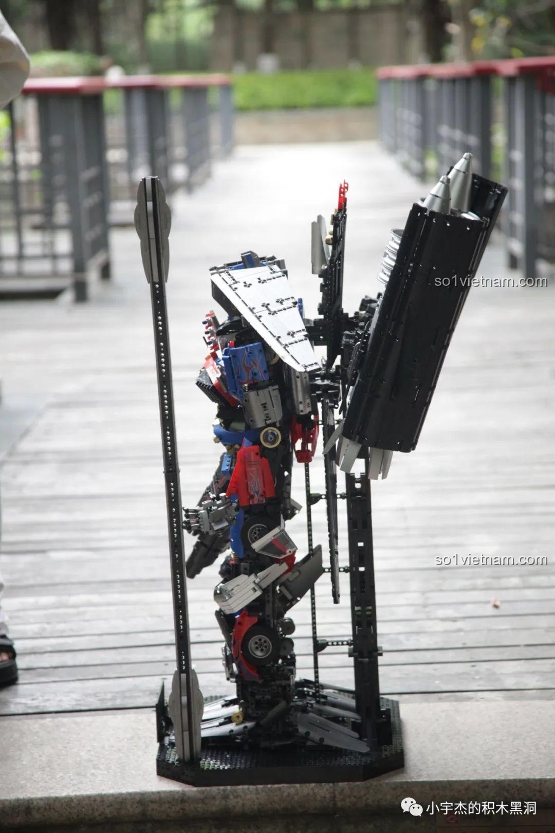 Mô hình K-box V5006 được chụp từ bên hông trên một cây cầu gỗ.