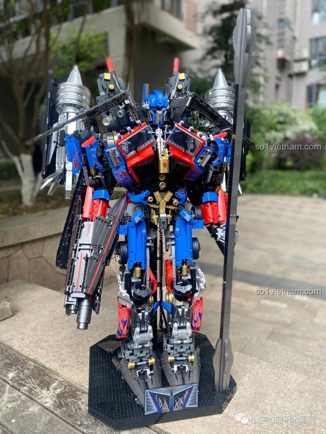 Một bức ảnh toàn cảnh chính diện khác của robot K-box V5006.